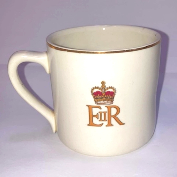Queen Elizabeth II Coronation Cup - Picture 2 of 4